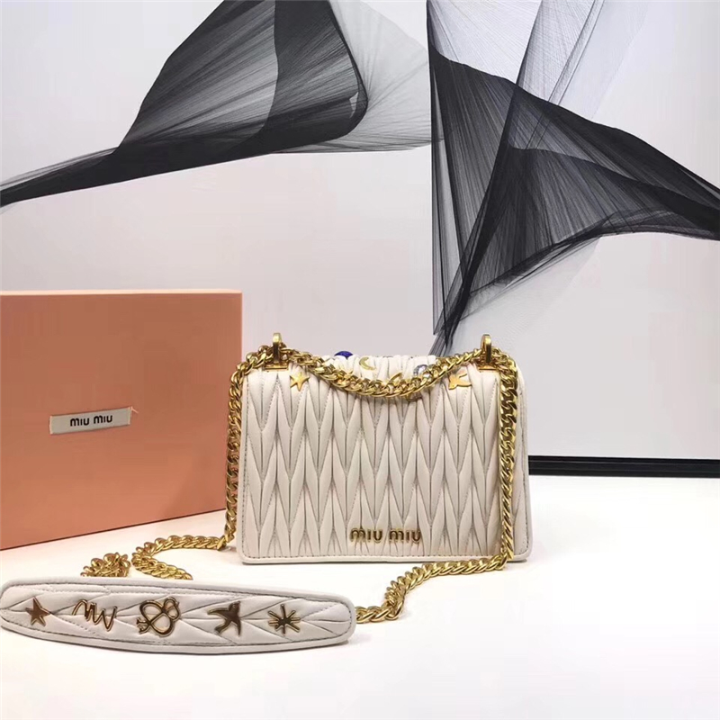 5BD081 MIUMIU專柜新款 褶皺小羊皮 貼花貼飾 按鎖翻蓋小方包 白色