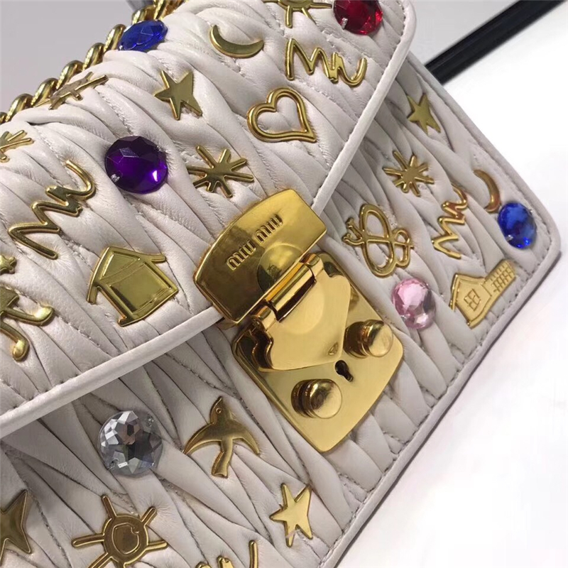 5BD081 MIUMIU專柜新款 褶皺小羊皮 貼花貼飾 按鎖翻蓋小方包 白色