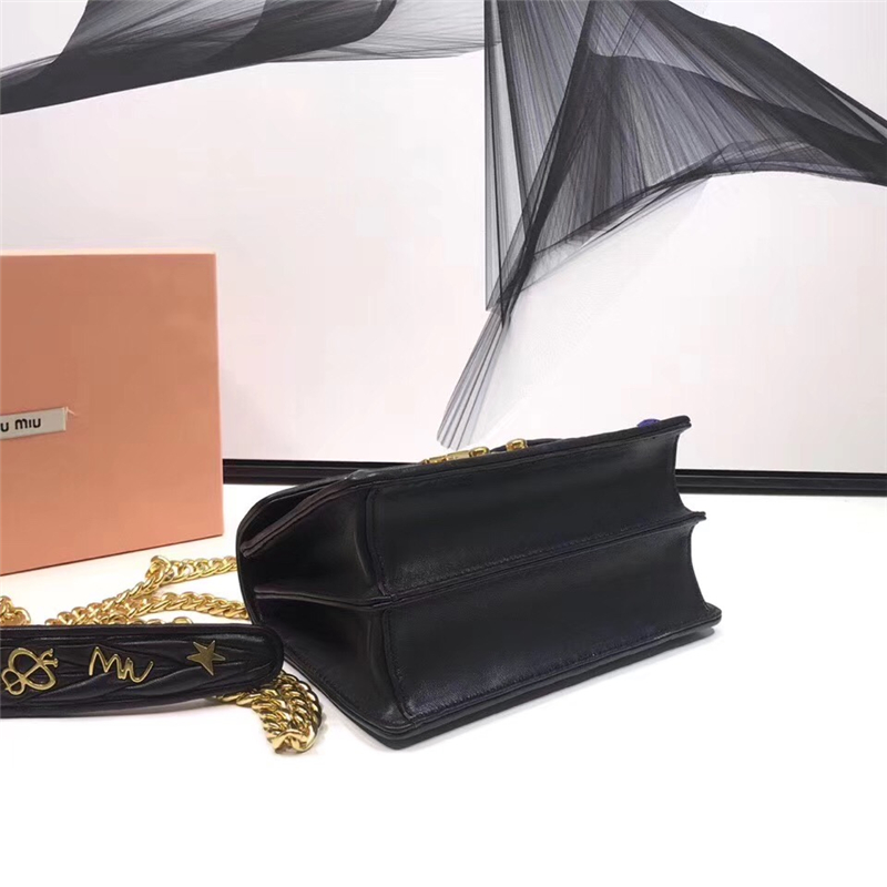 5BD081 MIUMIU專柜新款 褶皺小羊皮 貼花貼飾 按鎖翻蓋小方包 黑色