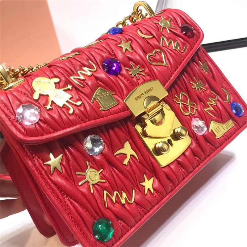 5BD081 MIUMIU專柜新款 褶皺小羊皮 貼花貼飾 按鎖翻蓋小方包 紅色