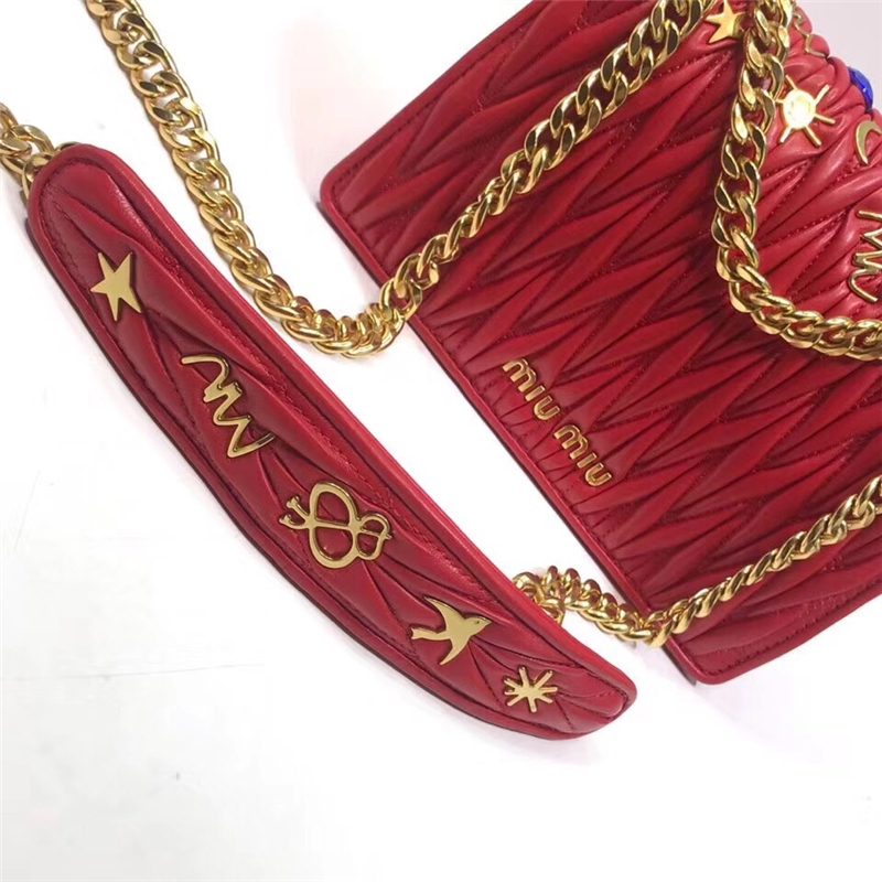 5BD081 MIUMIU專柜新款 褶皺小羊皮 貼花貼飾 按鎖翻蓋小方包 紅色