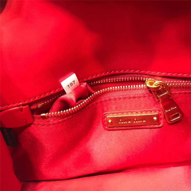 5BD081 MIUMIU專柜新款 褶皺小羊皮 貼花貼飾 按鎖翻蓋小方包 紅色