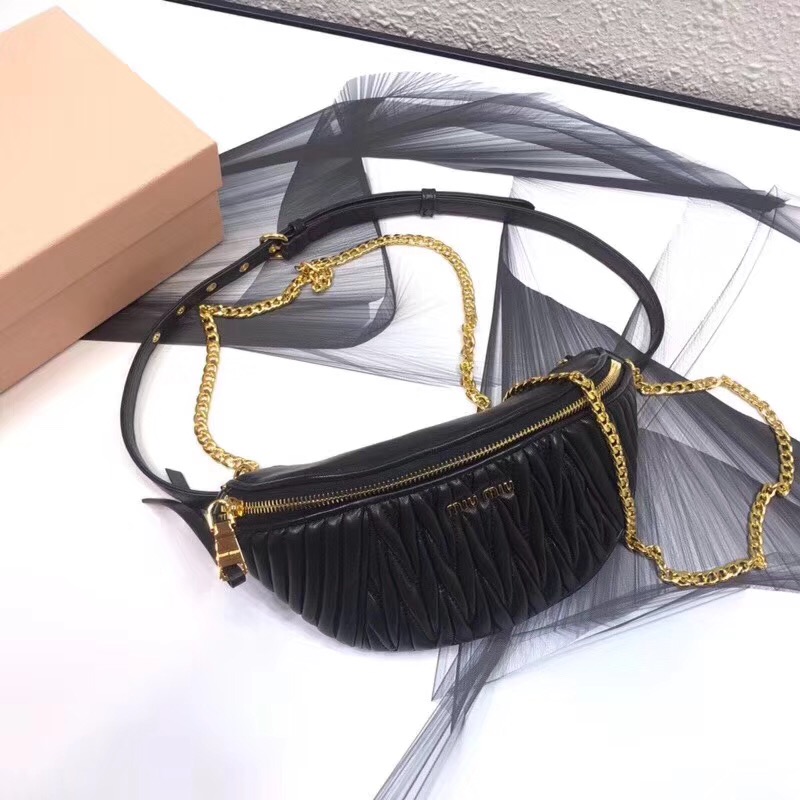 5BL010 MIUMIU專柜新款 腰包 褶皺綿羊皮 腰包單肩 兩用包 黑色