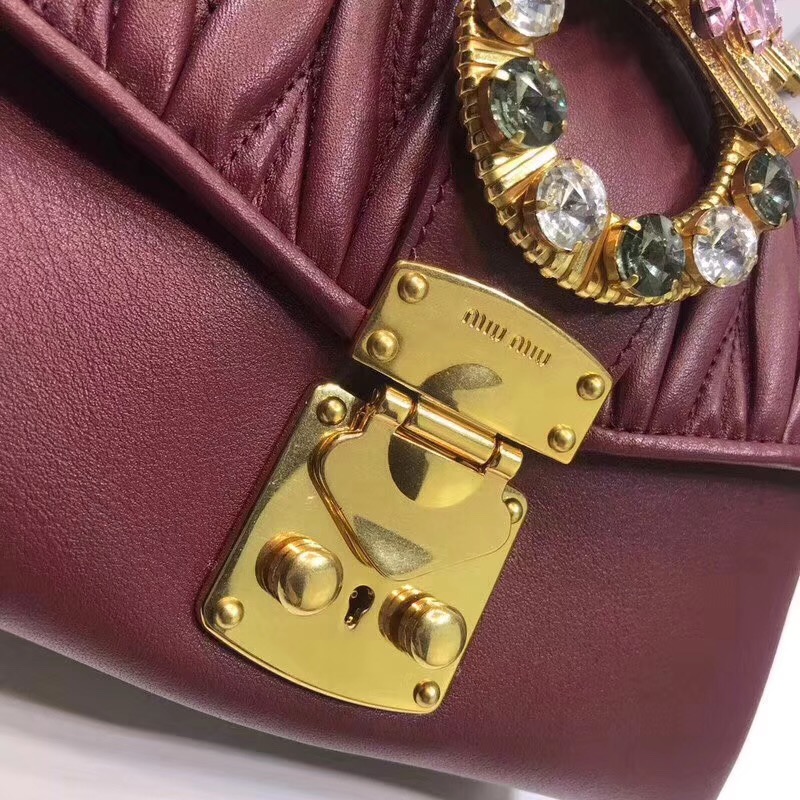 5BD103 MIUMIU專柜走秀款 小牛皮 仿水晶裝飾帶扣 按扣鎖 肩背包 棗紅色