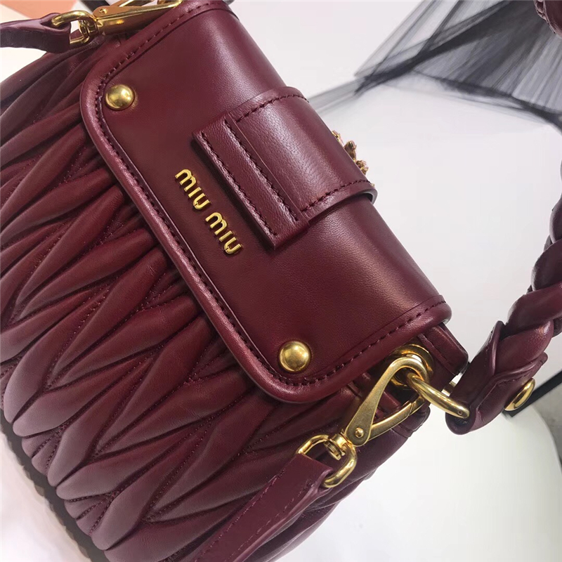 5BH111 MIUMIU專柜新品 小羊皮 小號 仿水晶裝飾帶扣 手提單肩包 棗紅