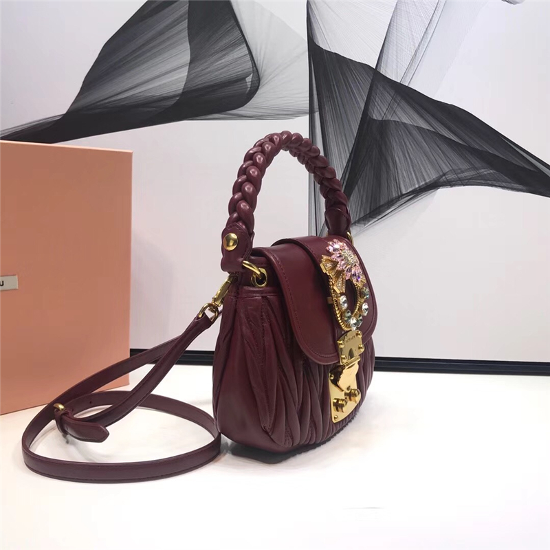 5BH111 MIUMIU專柜新品 小羊皮 小號 仿水晶裝飾帶扣 手提單肩包 棗紅