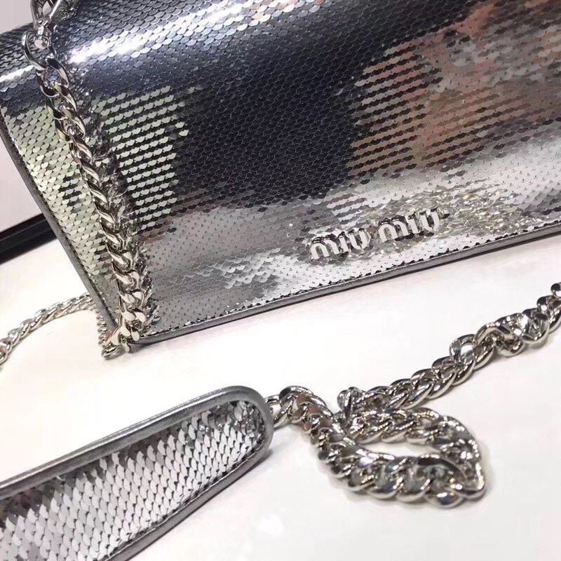 5BD115 MIUMIU專柜新款 手工亮片 旋轉鎖 翻蓋鏈條包 槍色