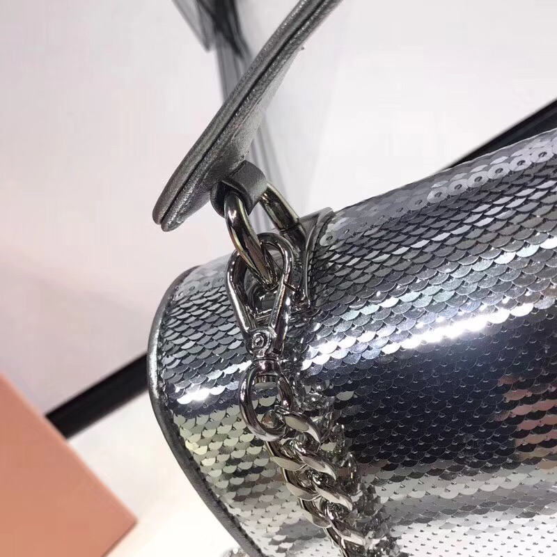 5BD115 MIUMIU專柜新款 手工亮片 旋轉鎖 翻蓋鏈條包 槍色