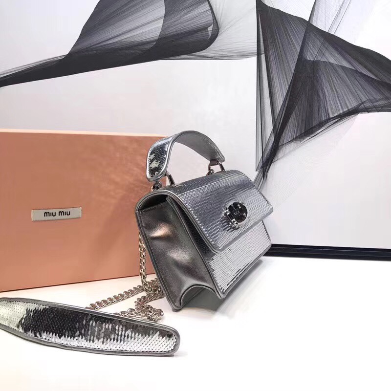 5BD115 MIUMIU專柜新款 手工亮片 旋轉鎖 翻蓋鏈條包 槍色