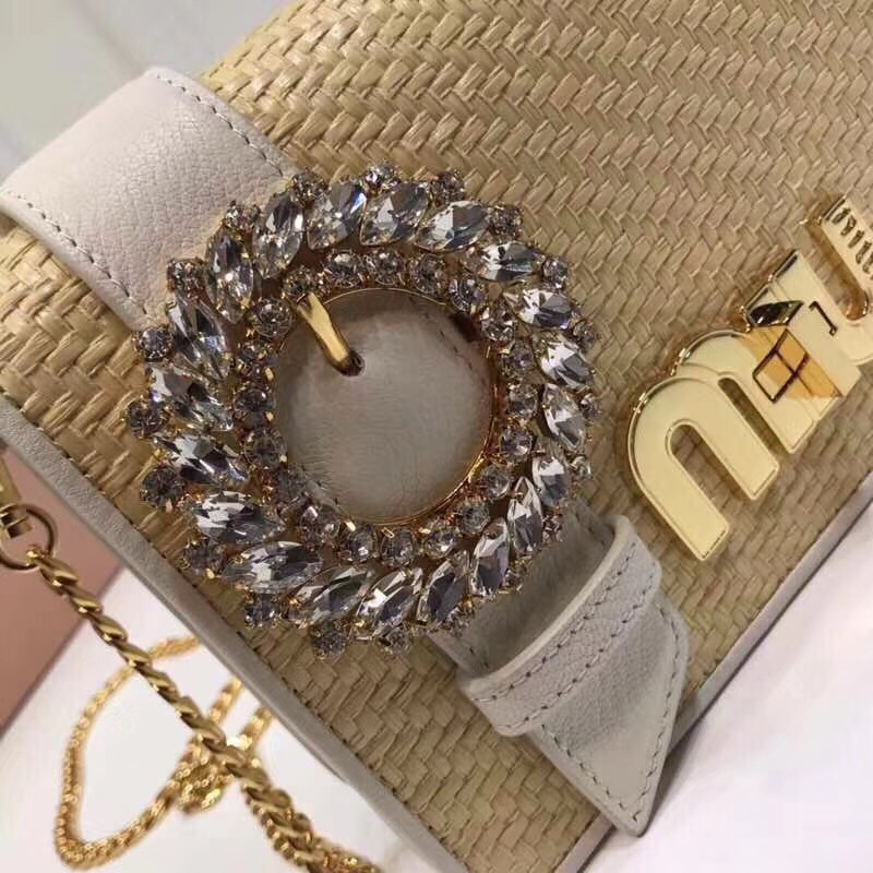 5BF068 MIUMIU專柜新款 草編皮革 仿水晶帶扣 轉(zhuǎn)鎖翻蓋 肩包 白色