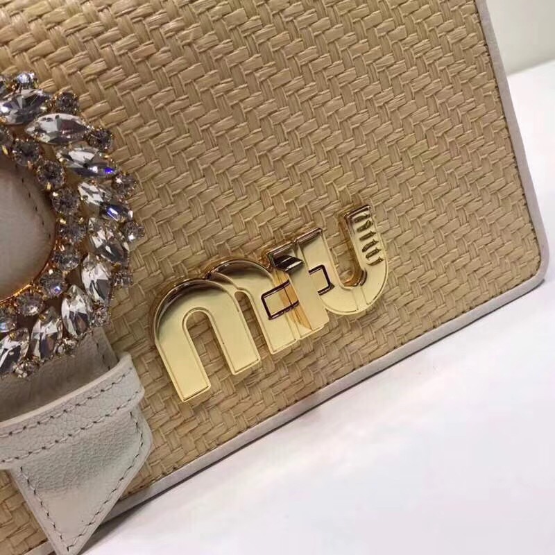 5BF068 MIUMIU專柜新款 草編皮革 仿水晶帶扣 轉(zhuǎn)鎖翻蓋 肩包 白色