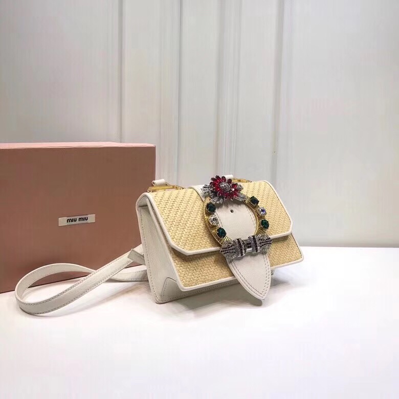 5BH609 MIUMIU專柜新款 仿水晶帶扣 草編皮革 翻蓋手袋 白色