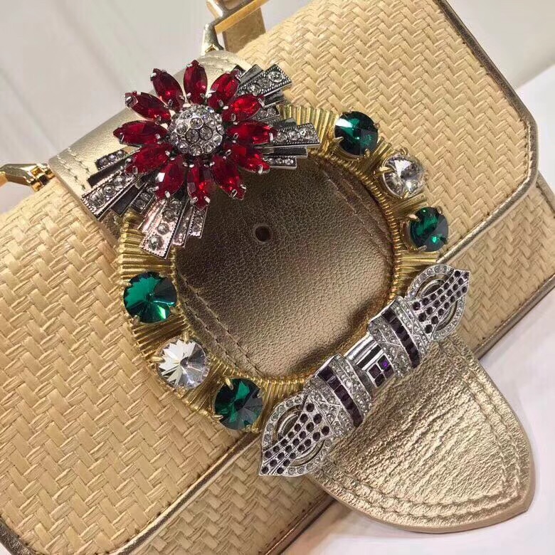 5BH609 MIUMIU專柜新款 仿水晶帶扣 草編皮革 翻蓋手袋 金色