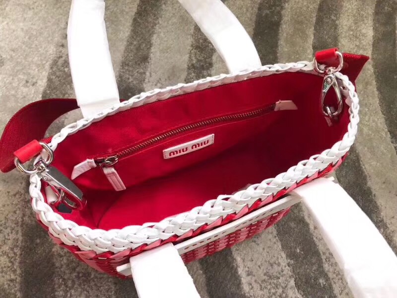 5BA077 MIUMIU專柜新款 人造皮革 編織手袋 手提 菜籃子包 白色