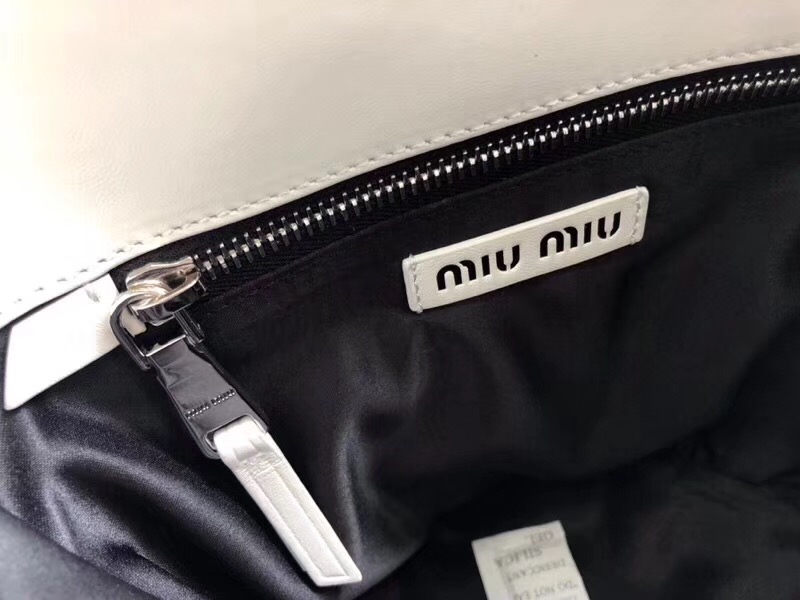 5BE021 MIUMIU專柜新款肩背包 小羊皮 編織柳條 桶形包 白色