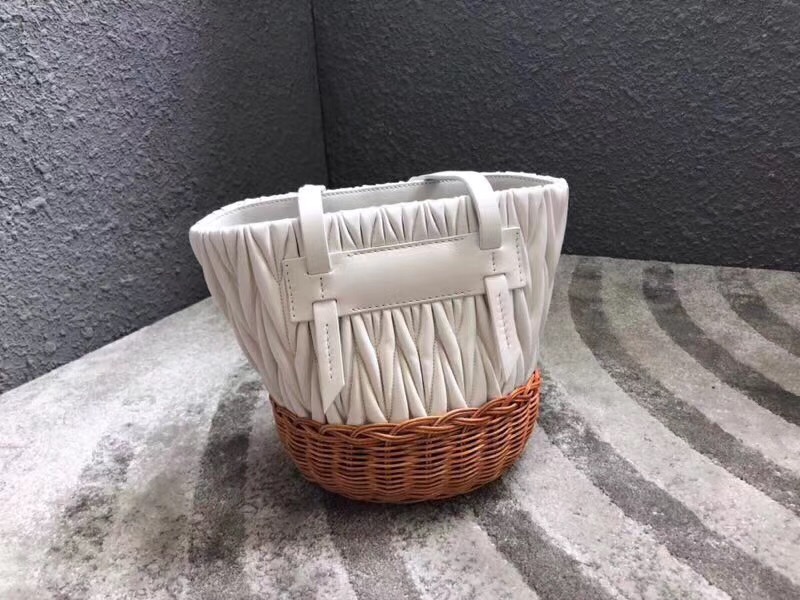 5BE021 MIUMIU專柜新款肩背包 小羊皮 編織柳條 桶形包 白色