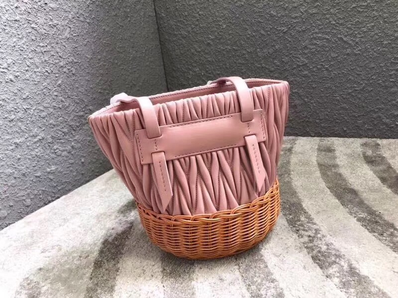 5BE021 MIUMIU專柜新款肩背包 小羊皮 編織柳條 桶形包 粉色