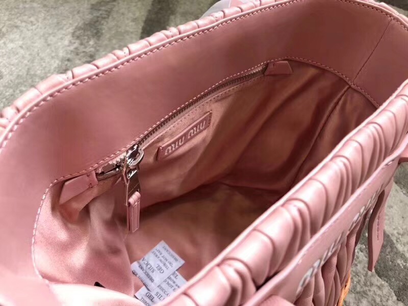 5BE021 MIUMIU專柜新款肩背包 小羊皮 編織柳條 桶形包 粉色