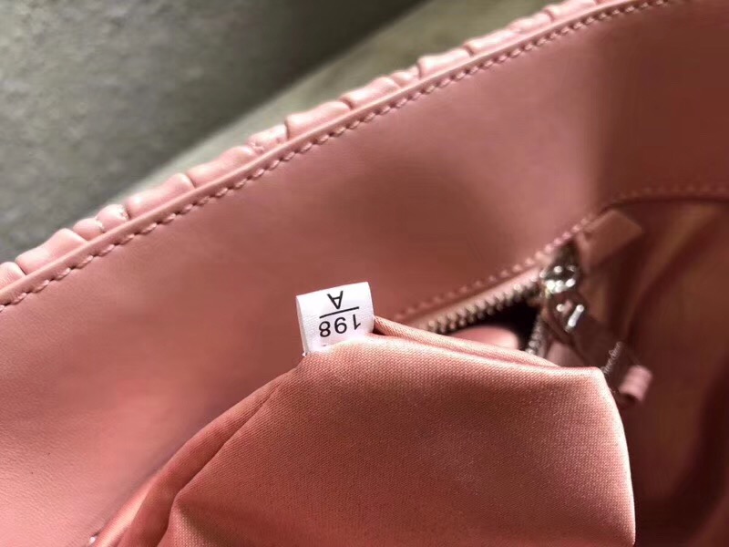 5BE021 MIUMIU專柜新款肩背包 小羊皮 編織柳條 桶形包 粉色