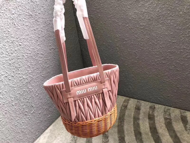 5BE021 MIUMIU專柜新款肩背包 小羊皮 編織柳條 桶形包 粉色
