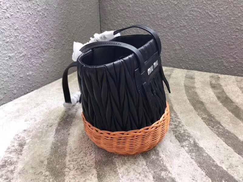 5BE021 MIUMIU專柜新款肩背包 小羊皮 編織柳條 桶形包 黑色