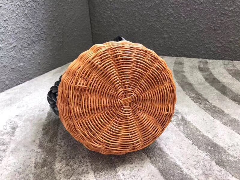 5BE021 MIUMIU專柜新款肩背包 小羊皮 編織柳條 桶形包 黑色