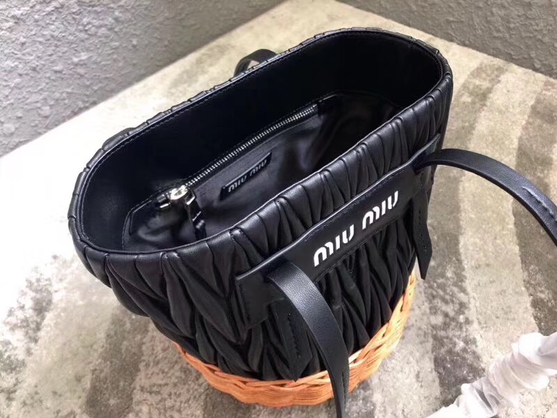 5BE021 MIUMIU專柜新款肩背包 小羊皮 編織柳條 桶形包 黑色