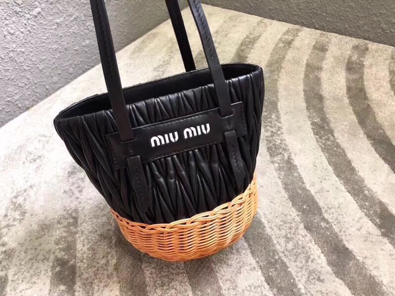 5BE021 MIUMIU專柜新款肩背包 小羊皮 編織柳條 桶形包 黑色