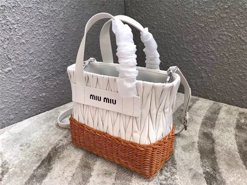 5BA076 MIUMIU專柜新款 小羊皮 編織柳條 方形桶包 白色