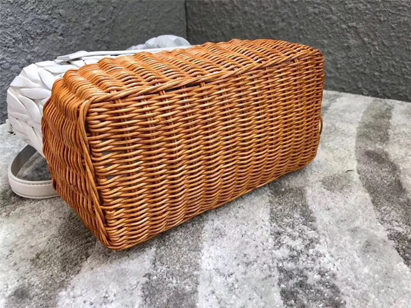 5BA076 MIUMIU專柜新款 小羊皮 編織柳條 方形桶包 白色