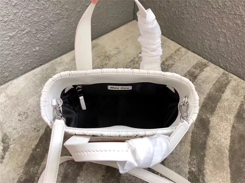 5BA076 MIUMIU專柜新款 小羊皮 編織柳條 方形桶包 白色