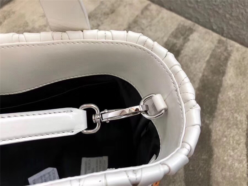 5BA076 MIUMIU專柜新款 小羊皮 編織柳條 方形桶包 白色