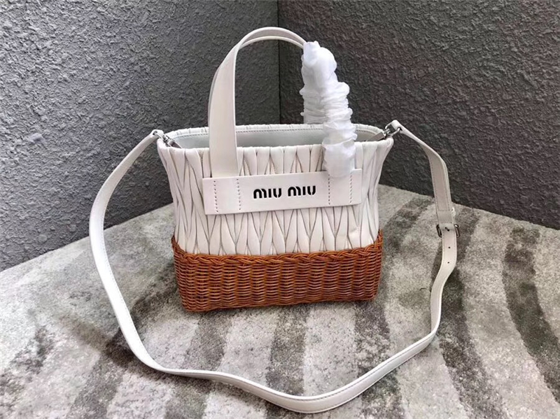 5BA076 MIUMIU專柜新款 小羊皮 編織柳條 方形桶包 白色