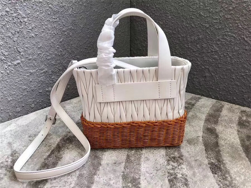 5BA076 MIUMIU專柜新款 小羊皮 編織柳條 方形桶包 白色