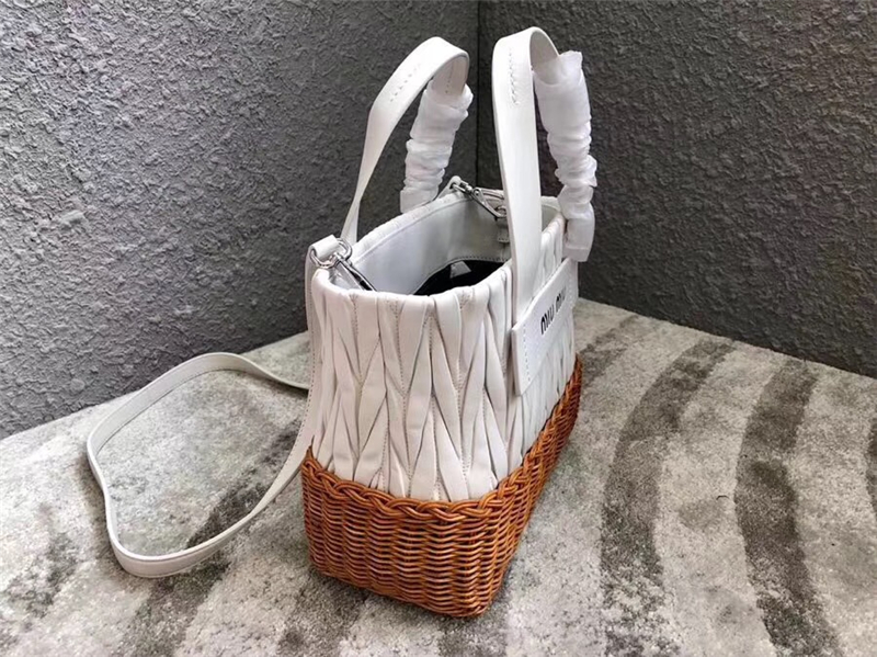 5BA076 MIUMIU專柜新款 小羊皮 編織柳條 方形桶包 白色