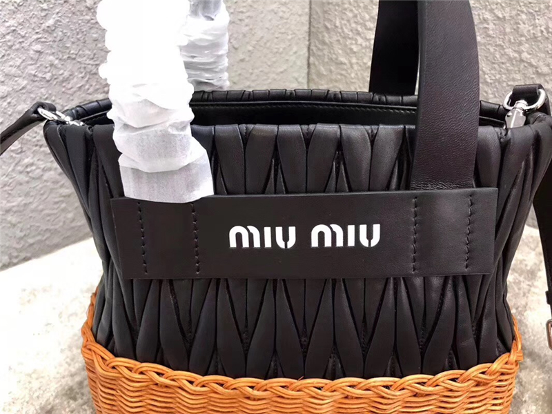 5BA076 MIUMIU專柜新款 小羊皮 編織柳條 方形桶包 黑色