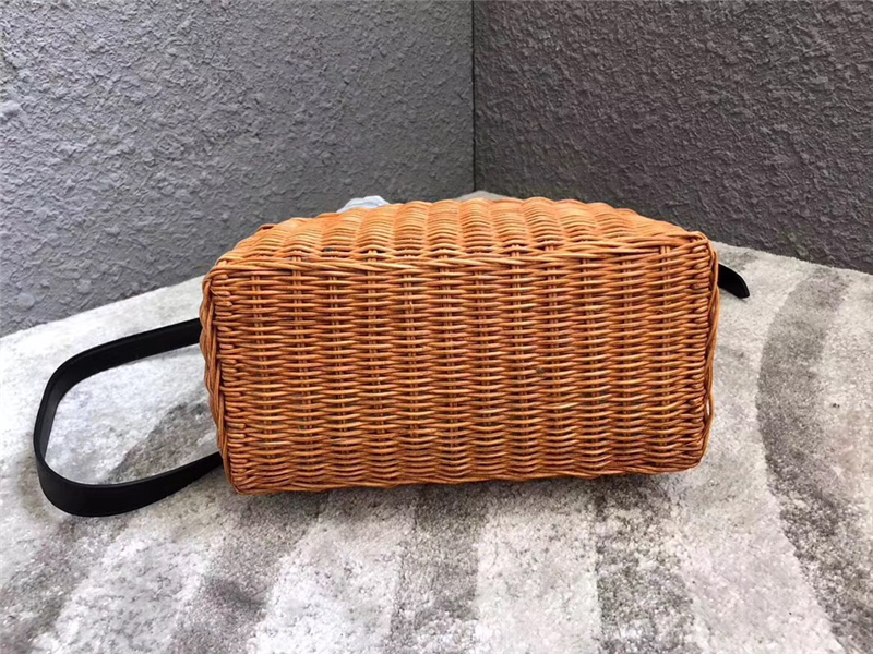 5BA076 MIUMIU專柜新款 小羊皮 編織柳條 方形桶包 黑色