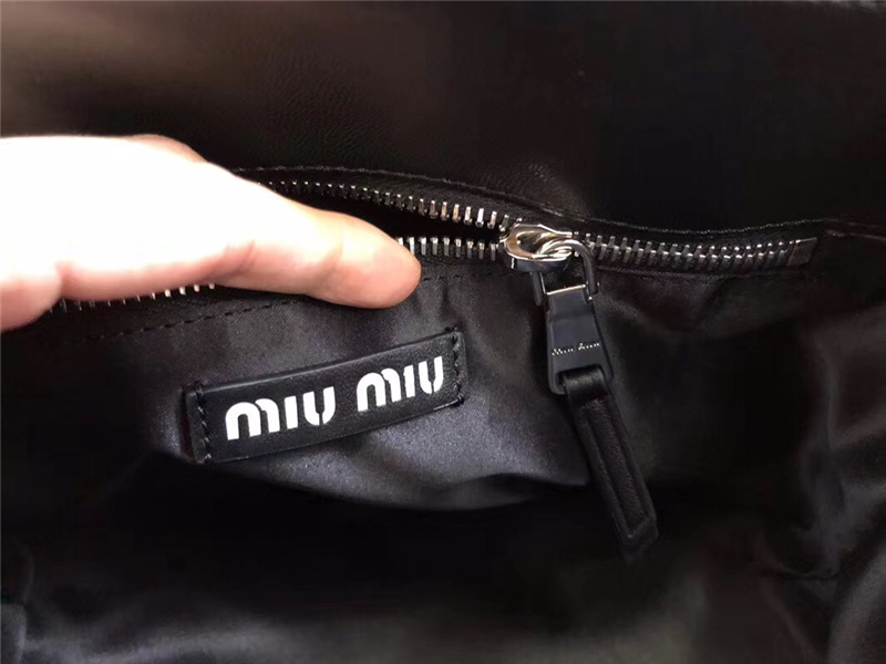 5BA076 MIUMIU專柜新款 小羊皮 編織柳條 方形桶包 黑色