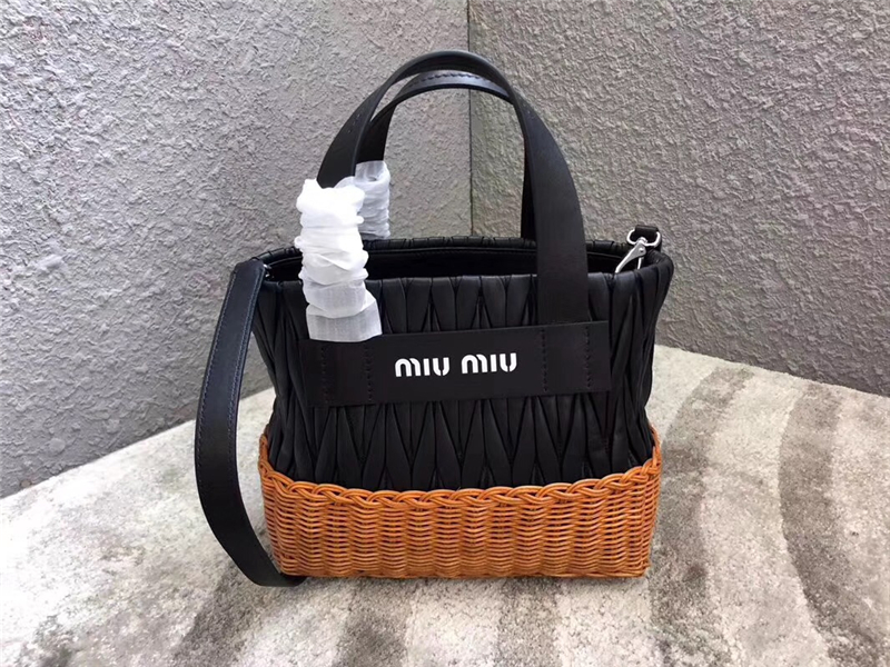 5BA076 MIUMIU專柜新款 小羊皮 編織柳條 方形桶包 黑色