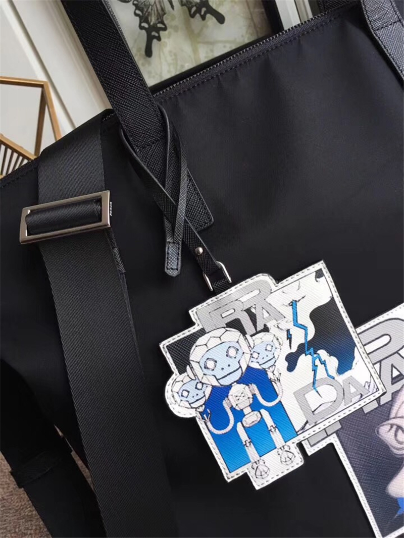 2VG024 Prada普拉達男包 皮革雙手柄 貼花圖案 尼龍手提包 黑色