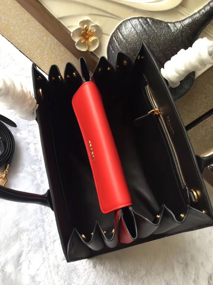 1BA049 Prada女士單肩包 牛皮 名媛范 風(fēng)琴手提包 黑配紅