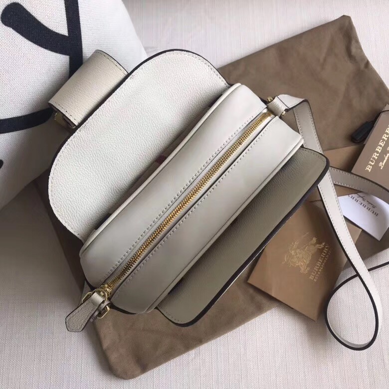 40658561 巴寶莉 專柜新款 相機包 翻蓋金屬帶扣 復古肩背包 白色