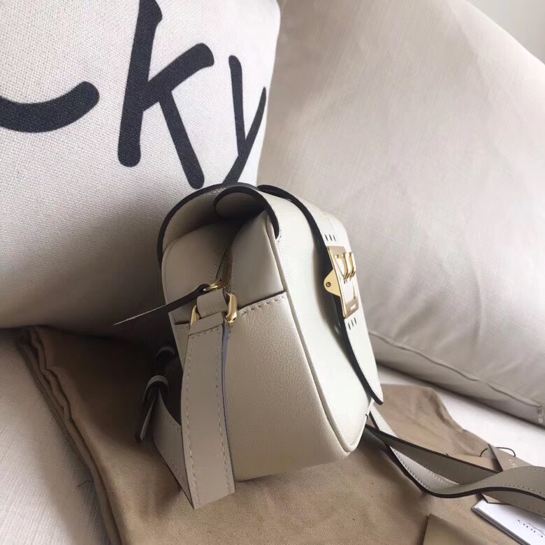 40658561 巴寶莉 專柜新款 相機包 翻蓋金屬帶扣 復古肩背包 白色