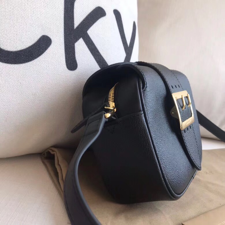 40658561 巴寶莉 專柜新款 相機包 翻蓋金屬帶扣 復古肩背包 黑色