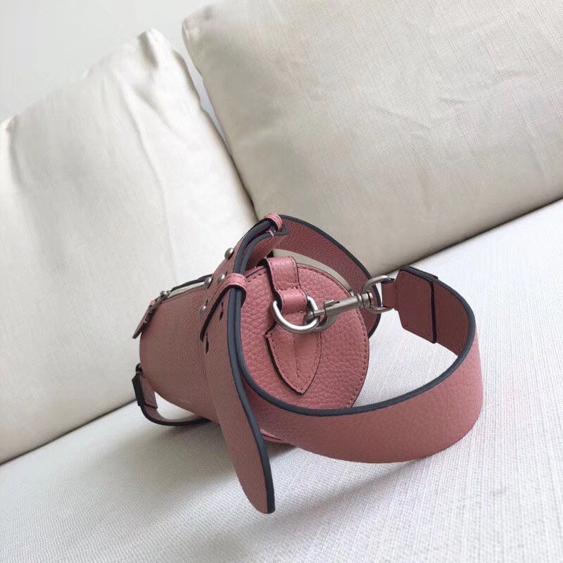 40751031 巴寶莉 The Barrel 巴瑞爾包 圓柱形 皮革背包 粉色