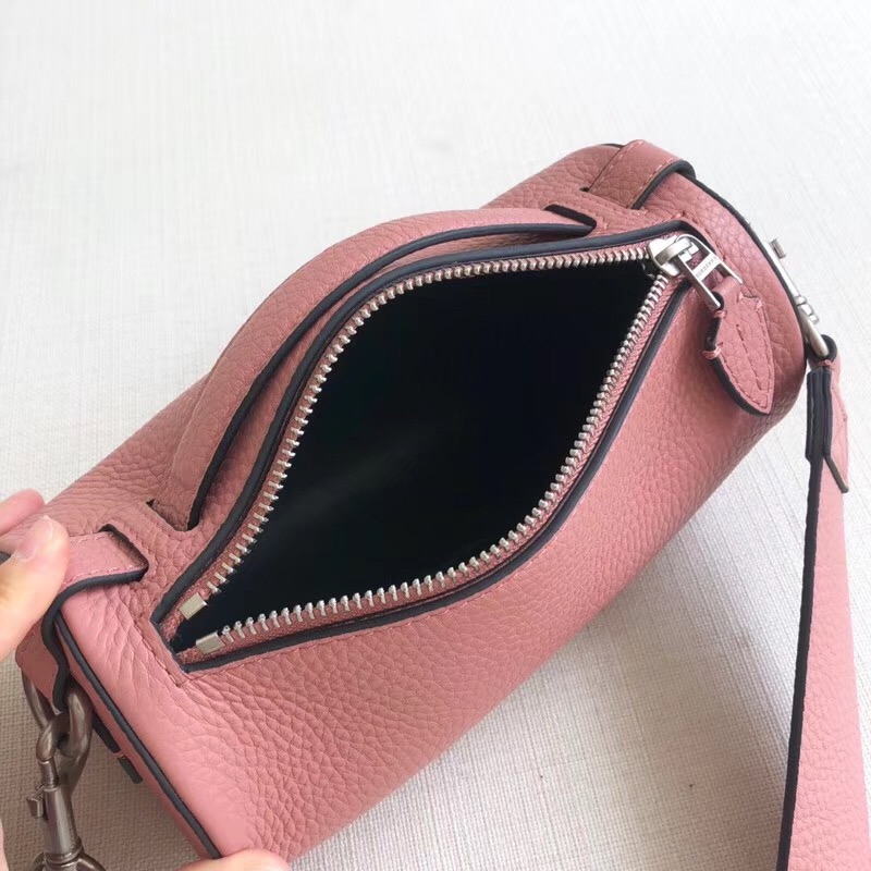 40751031 巴寶莉 The Barrel 巴瑞爾包 圓柱形 皮革背包 粉色