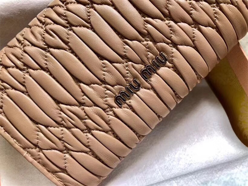 5MH015 MIUMIU 專柜新款 軟牛皮 三折 多卡位錢夾 卡其