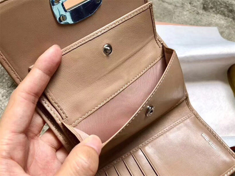 5MH015 MIUMIU 專柜新款 軟牛皮 三折 多卡位錢夾 卡其