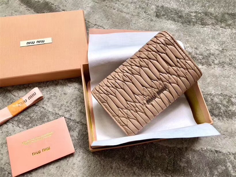 5MH015 MIUMIU 專柜新款 軟牛皮 三折 多卡位錢夾 卡其