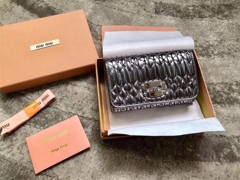 5MH015 MIUMIU 專柜新款 軟牛皮 三折 多卡位錢夾 槍色